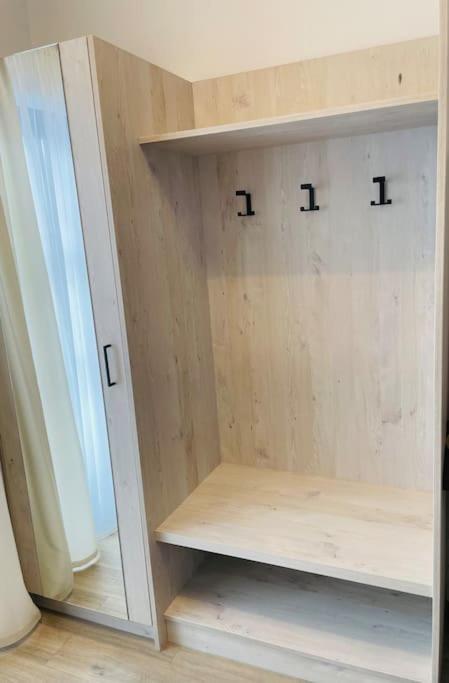 Fewo 20 - Appartement Im Rottalblick - Youngmodern Wohnen Mit Bademantelgang Zur Therme, Tv, Balkon Und Persoenlichem Gaesteempfang Von Astarte Estate Бад Грисбах Екстериор снимка
