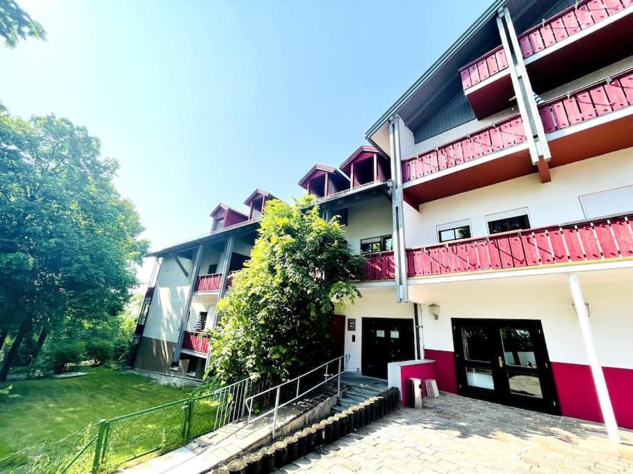 Fewo 20 - Appartement Im Rottalblick - Youngmodern Wohnen Mit Bademantelgang Zur Therme, Tv, Balkon Und Persoenlichem Gaesteempfang Von Astarte Estate Бад Грисбах Екстериор снимка